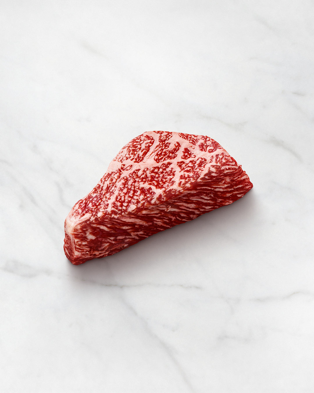Wagyu-Tri-Tip-Beef-Steak auf weißem Hintergrund, Dry-Tip Steak kaufen, Bürgermeisterstück vom Wagyu-Rind, starke Marmorierung