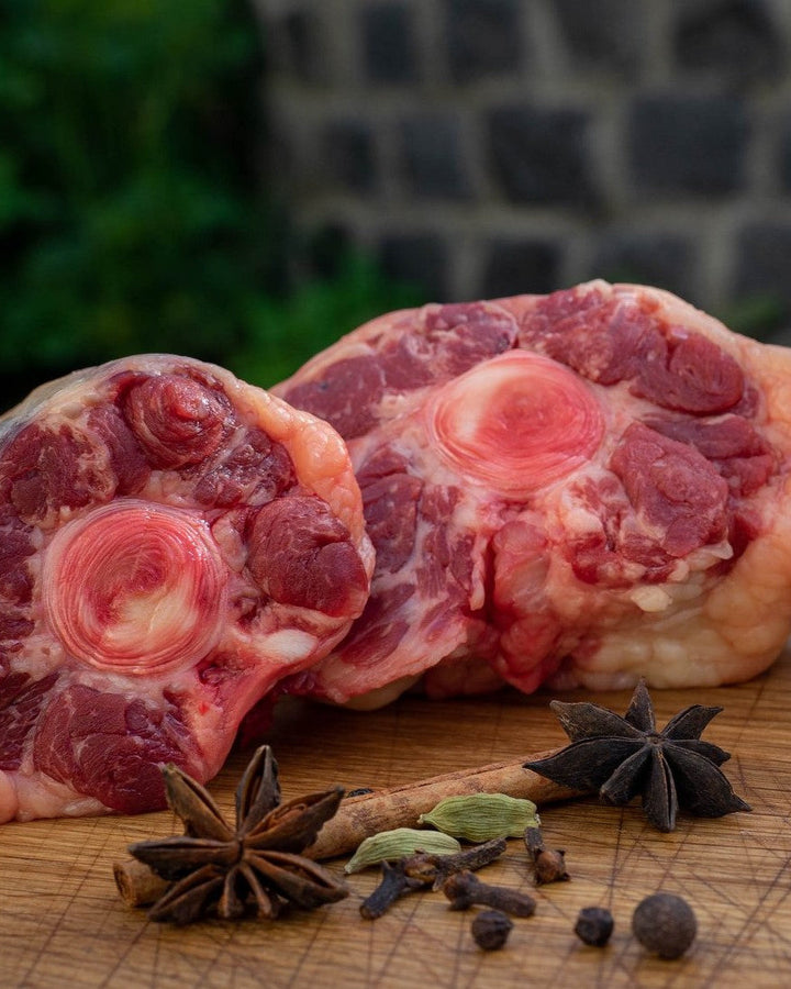 wagyu-oxtail roh serviert auf einem Holzbrett, Wagyu-Ochsenschwanz, Rinderochsenschwanz