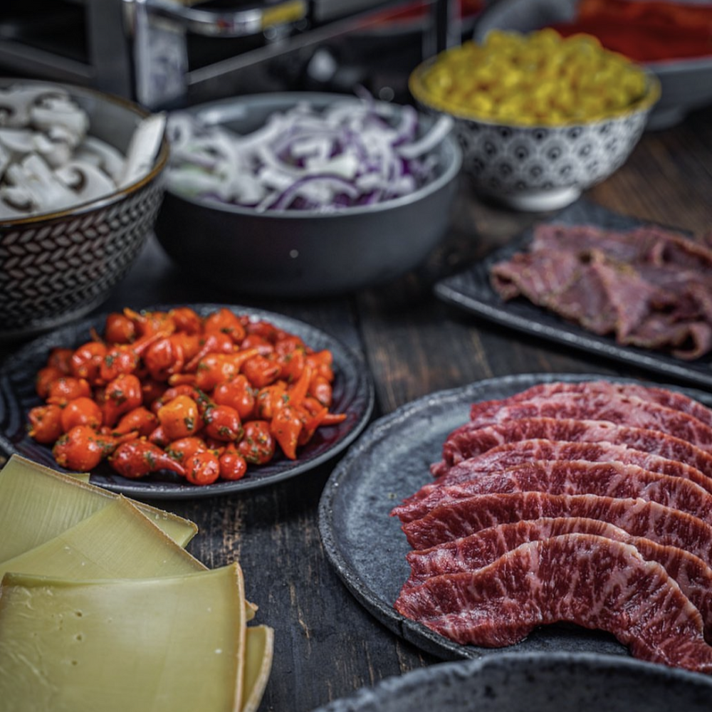 raclette-fondue-mix für besondere Anlässe, Wagyu-Fleisch-Tranchen und Beilagen