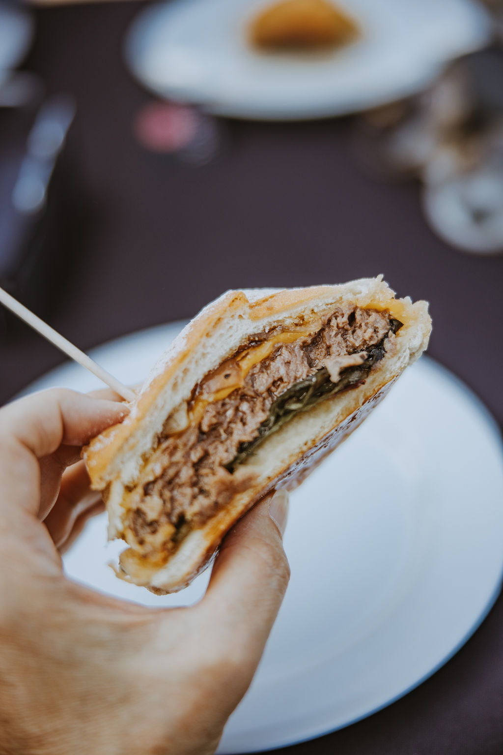 Verkostung von Wagyu-Burgern beim Tasting-Event im Sauerland