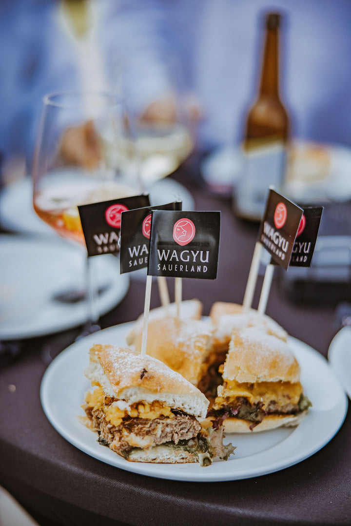 Besucher probieren gegrilltes Wagyu-Rindfleisch am Hof im Sauerland