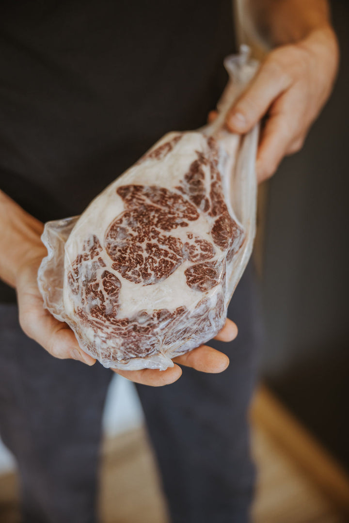 Hofladen mit Wagyu-Tomahawk beim Tasting-Event im Sauerland
