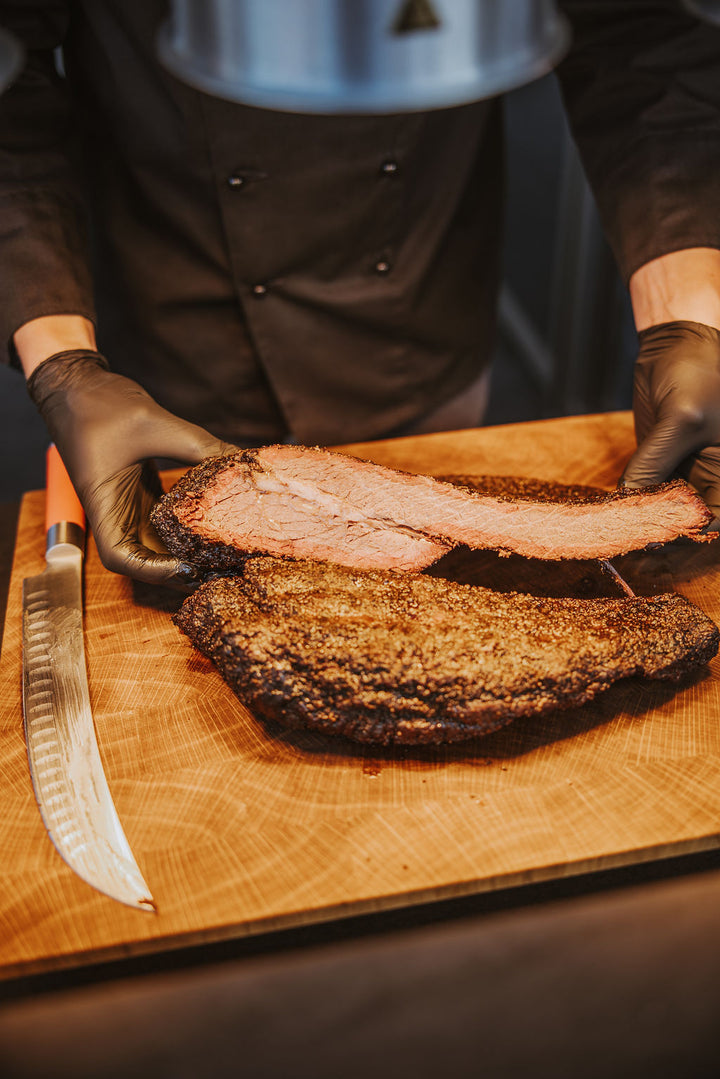 Chefkoch schneidet Wagyu-Brisket vor Gästen beim Sauerland-Event