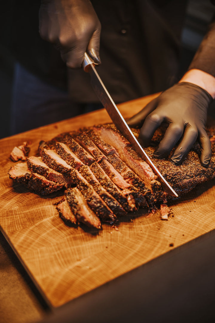 Frisch aufgeschnittenes Wagyu-Rindfleisch beim Hof-Tasting serviert