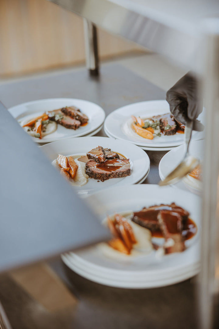 Besuchergruppe am langen Holztisch beim Wagyu-Tasting am Hof