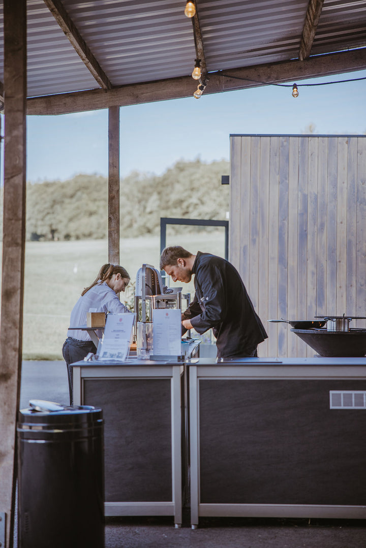 Grillmeister bereitet Wagyu-Steaks beim Sauerland-Tasting zu