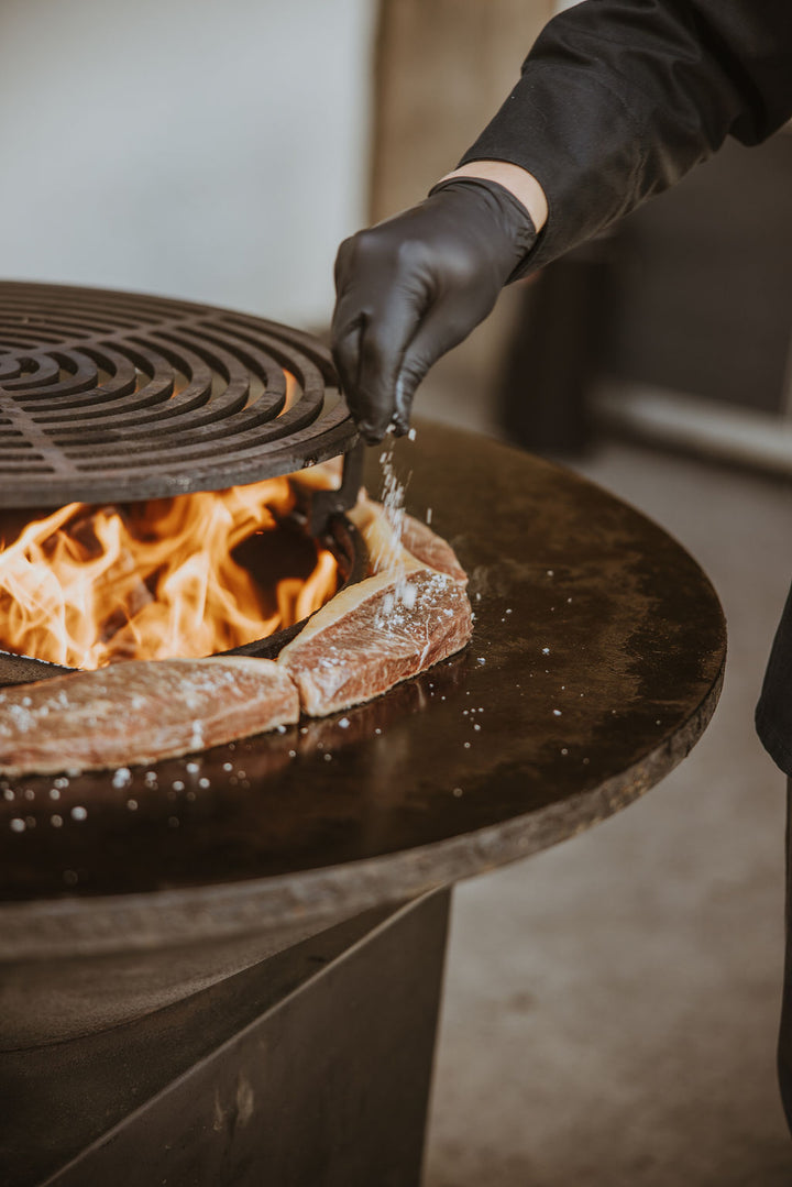 Holzgrill mit Wagyu-Steaks während des Sauerland-Hof-Tastings