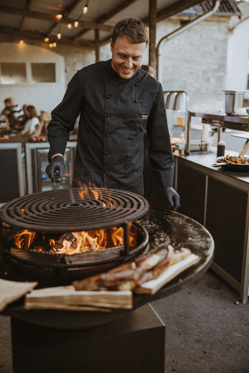 Wagyu Sauerland Tasting am Hof – Gäste genießen frisch gegrilltes Wagyu-Steak
