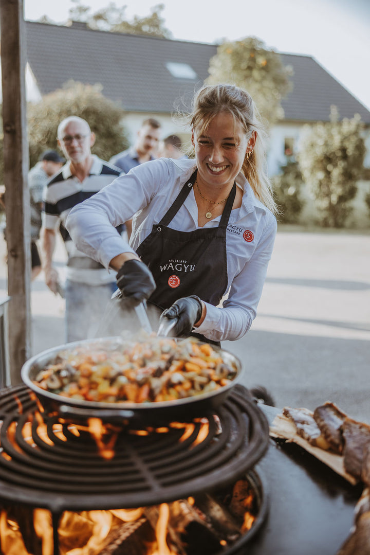 Frisch gegrillte Wagyu-Steaks und Gemüse beim Hof-Tasting
