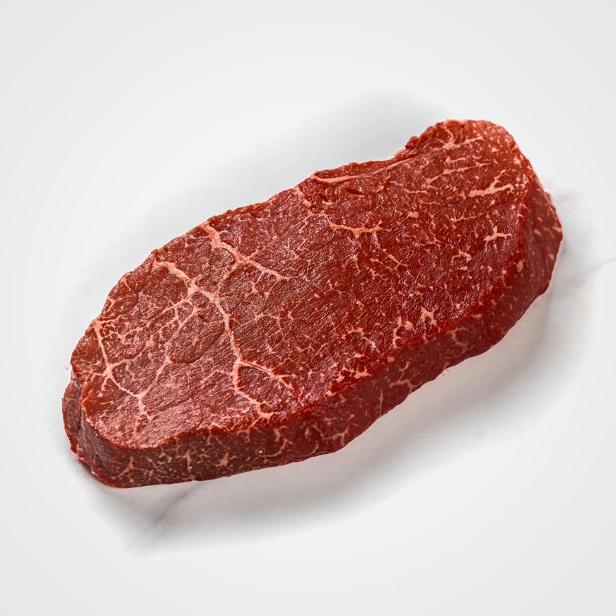 Hüft Steak auf weißem Hintergrund, Hüftsteak mit feiner Marmorierung, Kobe-Beef, Hüftsteak aus Wagyu-Rind bestellen