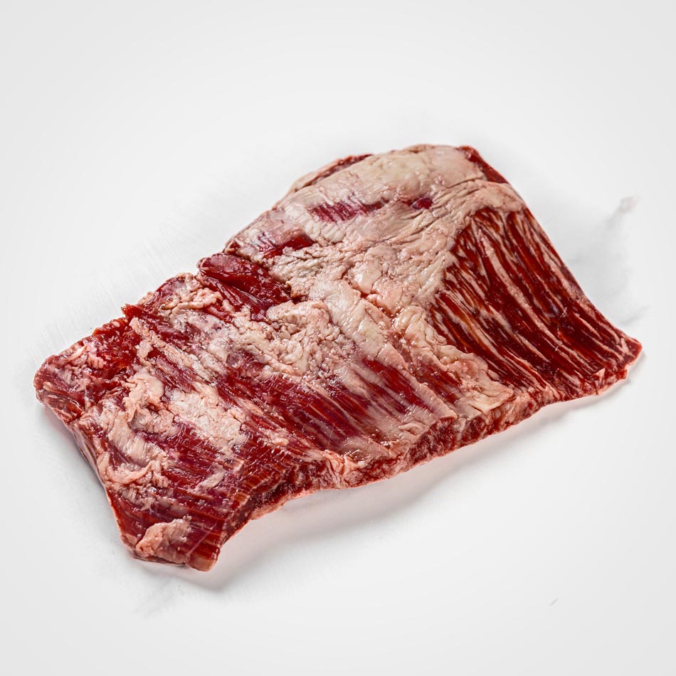 Wagyu-Skirt-Steak auf weißem Hintergrund, stark marmoriert, Insideskirt kaufen - Pfanne - Rind - Sous Vide - online kaufen, Kronfleisch