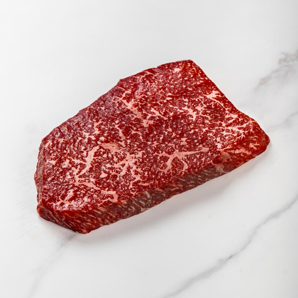 Wagyu-Tataki-Steak auf weißem Hintergrund, stark marmoriert, , Tataki aus der Oberschale vom Rind kaufen, Sashimi Qualität, flaches Steak vom Wagyu-Rind